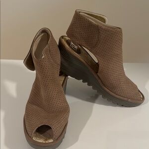 Size 39 tan Fly London shoes